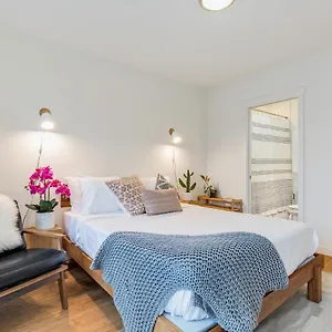2br-2ba-the-ballard-modish-seattle-location-with-rooftop-view.seattlehotelsites.com/